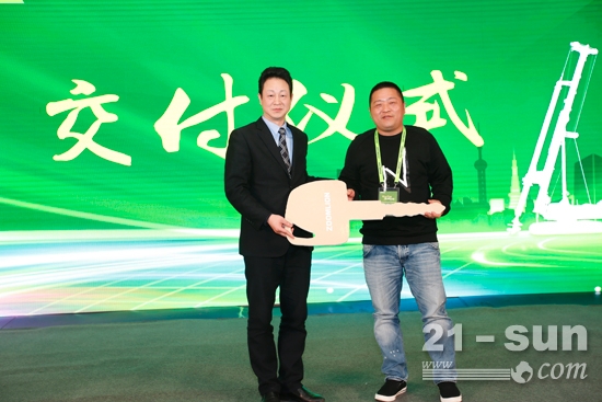 中联重科向客户交付产品